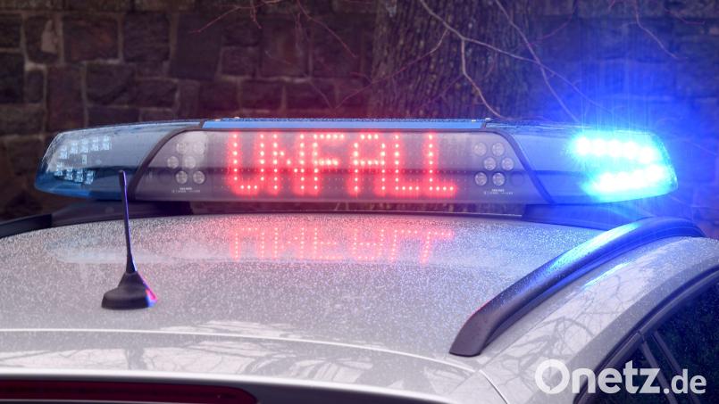 Die Bundesstraße 22 bei Altenstadt ist wegen eines Motorradunfalls gesperrt. Symbolbild: Carsten Rehder/dpa