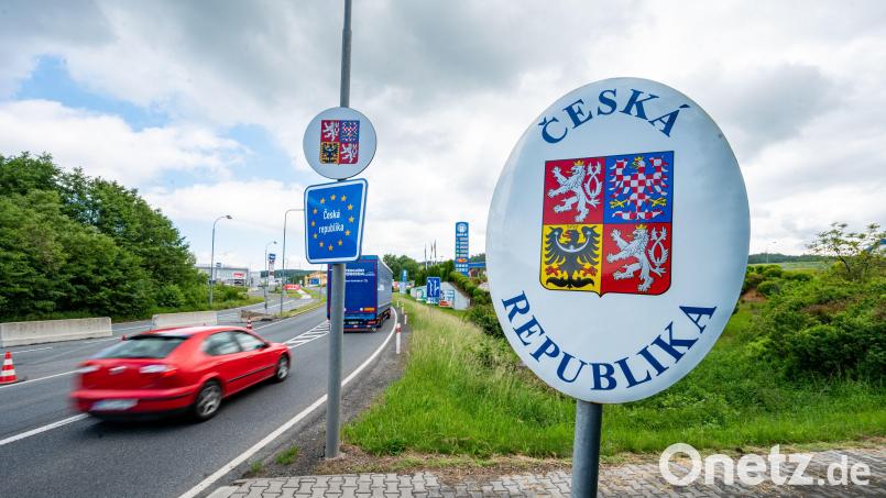 Für die bayerischen Grenzregionen zu Tschechien haben die beiden Politiker Doleschal und Hopp einen Plan mit Empfehlungen veröffentlicht. Sie schlagen zum Beispiel eine Sonderwirtschaftszone vor. Symbolbild: Armin Weigel/dpa