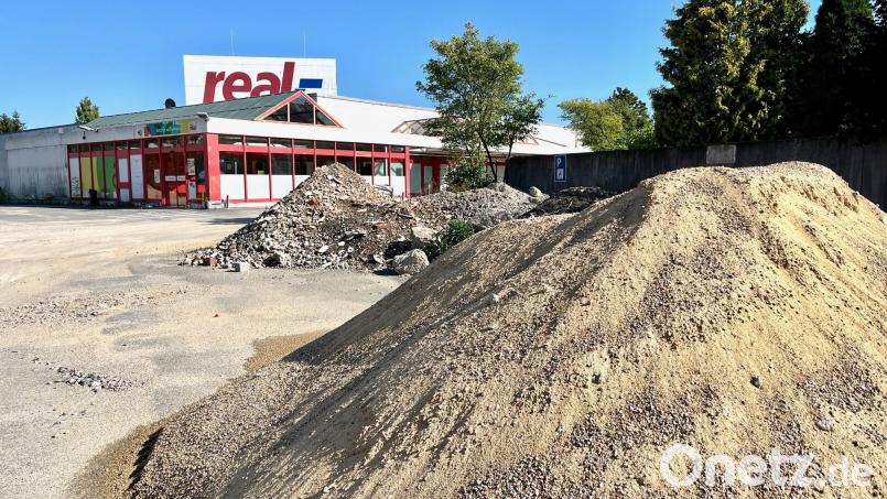 Hier eröffnet ein neuer Rewe-Markt. Das Gebäude des ehemaligen Einkaufsmarktes in der Neustädter Straße wird bereits entkernt und rückgebaut. Im Anschluss erfolgt der Abriss und ein Neubau entsteht. Bild: Gabi Schönberger