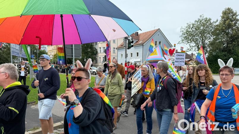 Bunt, fröhlich, aber auch laut, für die Vielfalt: So soll der Christopher Street Day (CSD) sein. In Weiden gibt es ihn am 23. August zum ersten Mal, in Amberg (Foto vom vergangenen Samstag) wird er schon seit Jahren gefeiert. Bild: Petra Hartl