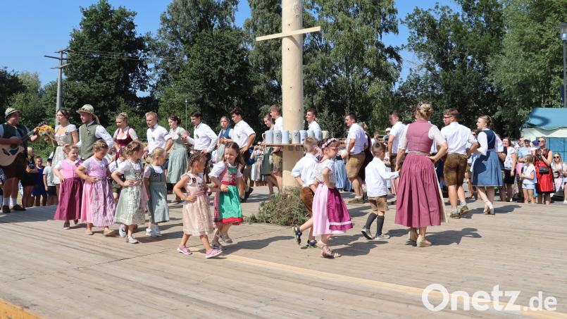 Die Kirwapaare und die Kinderkirwapaare beim Einzug zum Baumaustanzen. Bild: mrr