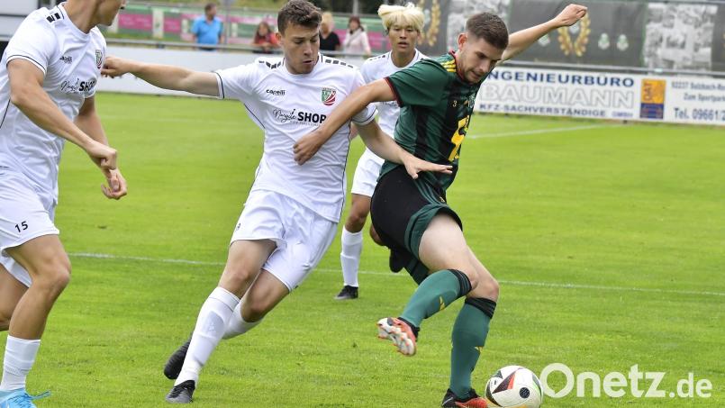 Marcel Kaiser (rechts/Szene aus einem früheren Spiel )traf beim 3:0 der Ammerthaler beim TSV Windeck 1861 Burgebrach drei Mal. Bild: Hubert Ziegler