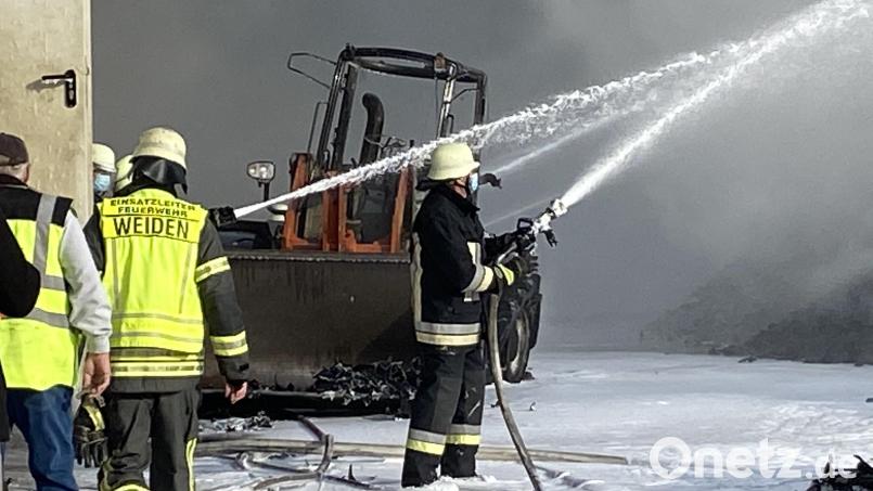 Mit 1000 Litern Löschschaum und zwei Millionen Litern Wasser bekämpfen die Weidener Feuerwehrleute im Oktober 2020 den Großbrand auf einem Firmengelände. Heute ist bekannt: Das Gemisch schädigte den Boden, womöglich das Grundwasser. Die genauen Folgen sind noch unklar. Archivbild: Gustl Beer