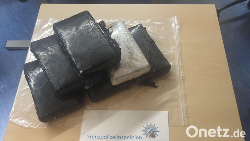 Bei einer Kontrolle auf der A 6 bei Waidhaus entdeckte die Polizei sieben Kilogramm Kokain in einem Auto. Bild: GPI Waidhaus / Roper
