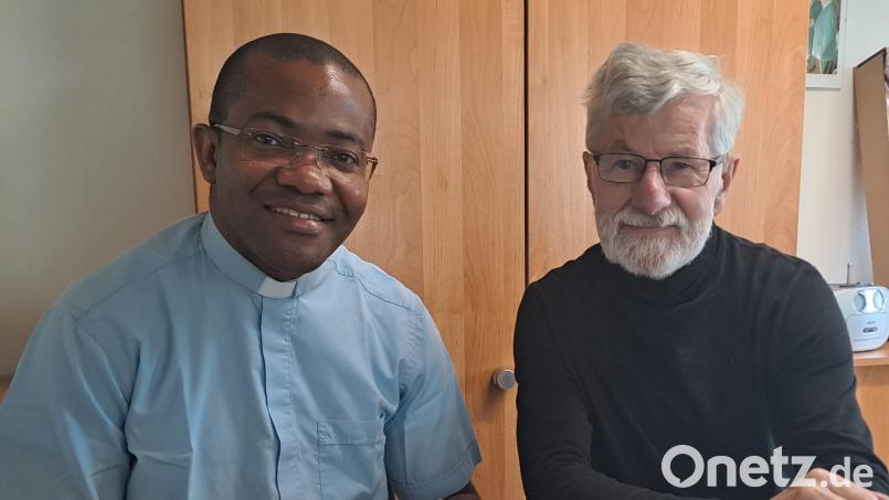 Pfarrer Andrew Esomonu mit Kirchenpfleger Manfred Prechtl aus Mehlmeisel. Bild: gis