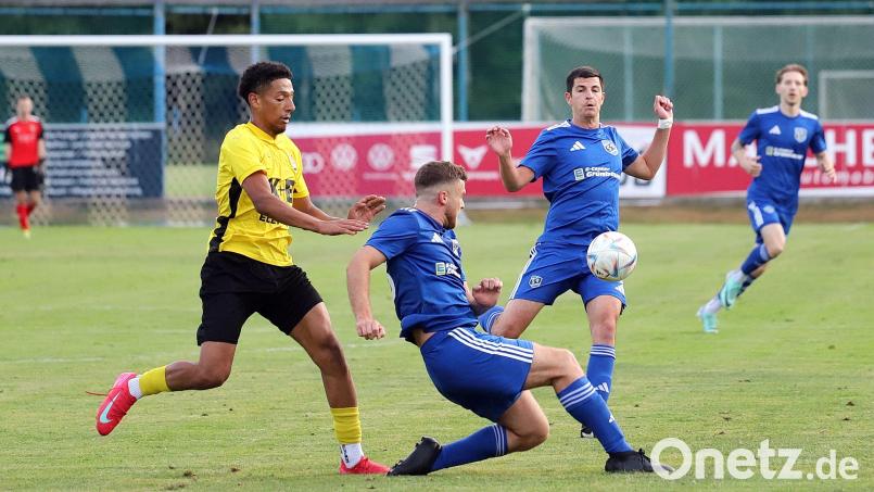 Der SV Etzenricht (blaue Trikots/Szene aus dem Spiel gegen den FC Amberg) spielte in Roding 0:0. Bild: war