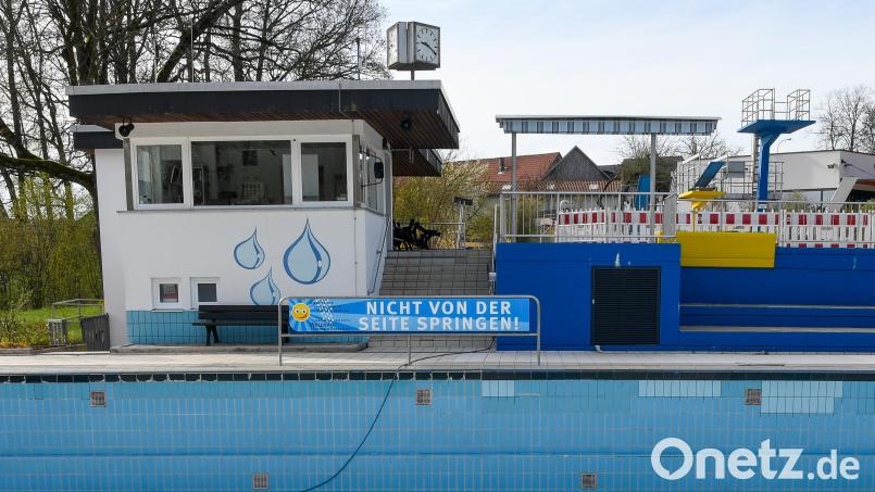 Dieses Archivbild zeigt das Waldbad vor der Generalsanierung. Am Dach des Bademeisterhauses ist noch die alte analoge Uhr montiert. Viele wünschen sie sich zurück – aus praktischen Gründen. Archivbild: Petra Hartl
