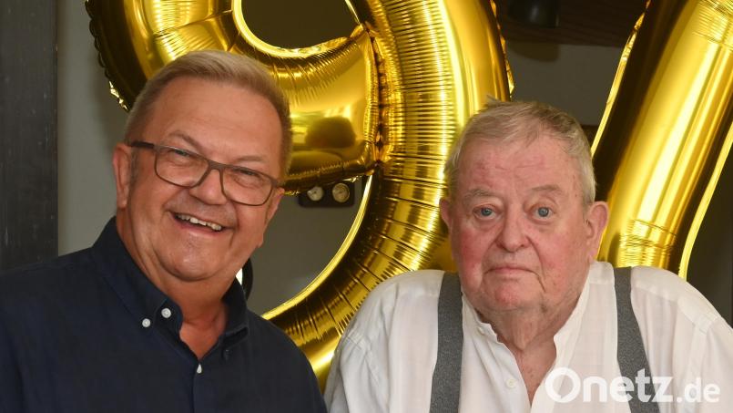 Bürgermeister Martin Preuß (links) gratuliert Rudolf Bödecker mit Amberger Stadtgeld zum 90. Geburtstag Bild: gf