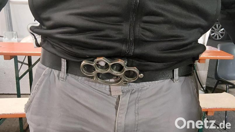 Ein 39-jähriger trug eine Gürtelschnalle, die aus einem Schlagring bestand und somit unter das Waffengesetz fällt. Bild: Bundespolizei