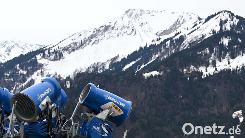 Ohne Schneekanonen ist die Skisaison in Bayern vielerorts nur noch in hohen Höhen denkbar. (Archivbild) Bild: Angelika Warmuth/dpa