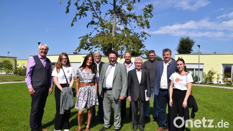 Wirtschaftsstaatssekretär Tobias Gotthardt (mitte) besuchte in Schönsee die neu gebaute Sozialtherapeutische Einrichtung. Bild: Nicole Rochelt, Stadt Schönsee