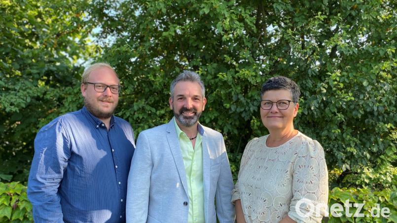 Der Bürgermeister-Kandidat der Freien Wähler (FW) Birgland, Elmar Halk (Mitte), mit stellvertretender Vorsitzender Karin Fruth und Schatzmeister Daniel Braun. Bild: Evi Steiner-Böhm