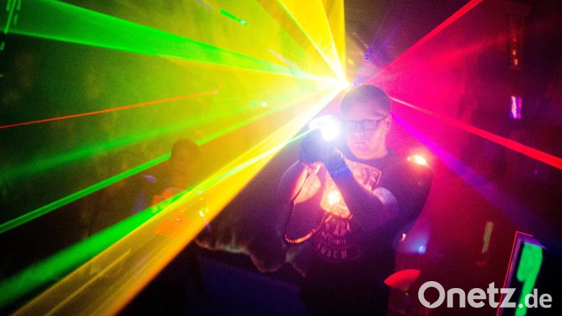 Seit Ende vergangenen Jahres ist die Lasertag-Halle in Marktredwitz geschlossen. Doch das Inventar zieht um, damit Fans bald wieder loslegen können. Symbolbild: Julian Stratenschulte/dpa