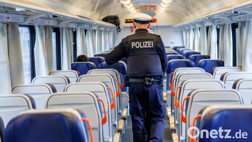 Häufig ist es die Bundespolizei, die in Bus, Bahn oder auf der Autobahn Kontrollen durchführt. Sie gibt Tipps, wie man sich verhalten sollte, wenn man glaubt, es mit Betrügern in Uniform zu tun zu haben. Symbolbild: Daniel Karmann/dpa