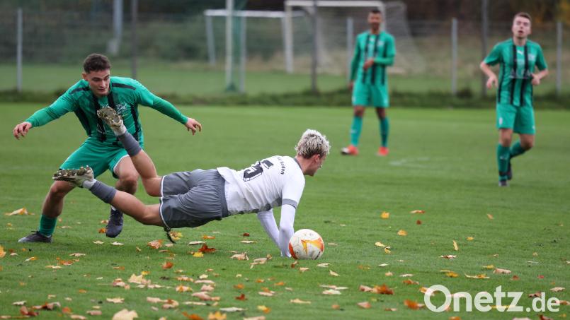 Eine Szene aus der vergangenen Saison: Ost-Spieler Max Wittmann (links) gewinnt den Zweikampf gegen einen Akteur der SpVgg SV II. Die beiden Weidener Derbys der Bezirksliga-Spielzeit 24/25 endeten 2:3 und 1:1 aus Sicht des FC-Ost. Archivbild: Dieter Jäschke