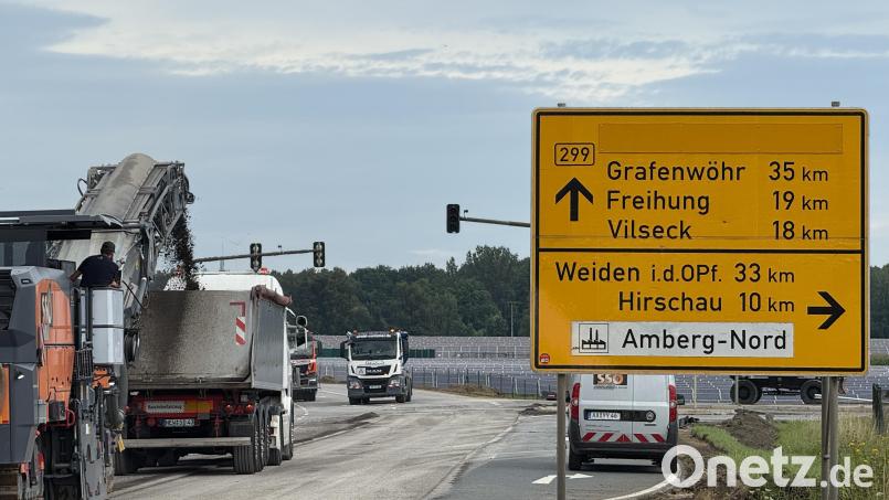 Die Bundesstraße 299 ist aktuell zwischen Amberg und Ursulapoppenricht gesperrt, weil sie saniert wird. Die Umleitung führt über Hirschau – was für viele Verkehrsteilnehmer einen weiten Umweg bedeutet. Bild: Petra Hartl
