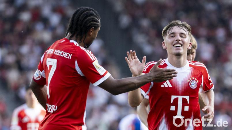Lennart Karl (r) jubelt nach seinem wunderbaren Treffer aus der Distanz. Serge Gnabry (l) gratuliert dem Youngster. Bild: Ennio Leanza/KEYSTONE/dpa