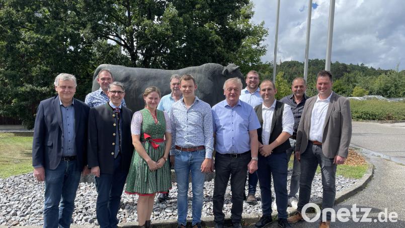 Helmut Melchner, Behördenleiter (v.l.), Matthias Irlbacher, RZO-Beirat und Vater des neuen Zuchtleiters, Dr. Christoph Härle, Referent am Landwirtschaftsministerium, Linda Lang, Sachgebietsleiterin, Herbert Wittmann, Beirat, der neue Zuchtleiter Lukas Irlbacher, Erich Pilhofer, Vorsitzender, Herbert Wittmann, Beirat, Clemens Spiegl, Geschäftsführer, und Michael Scherr, 2. Vorsitzender des RZO. Bild: Armin Hofbauer/AELF Regensburg-Schwandorf