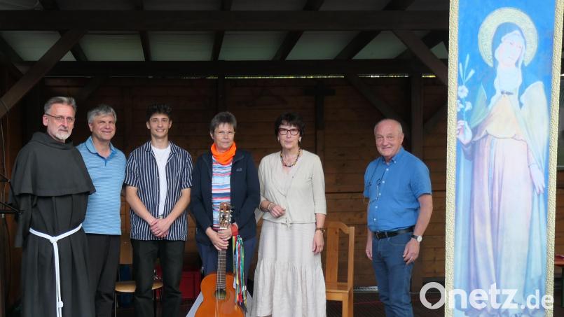Guardian Pater Stanislaus, Stephan, Felix und Elisabeth König sowie die Lektoren Monika Weig und Martin Staffe (von links) gestalteten die Klarafeier im Klostergarten St. Felix. Bild: mas