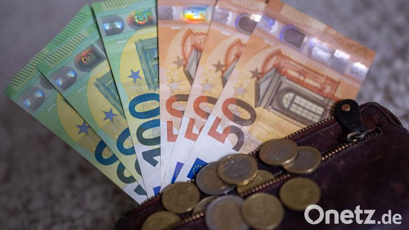 Mit den richtigen Finanztipps lässt sich einiges sparen. Bild: Monika Skolimowska/dpa