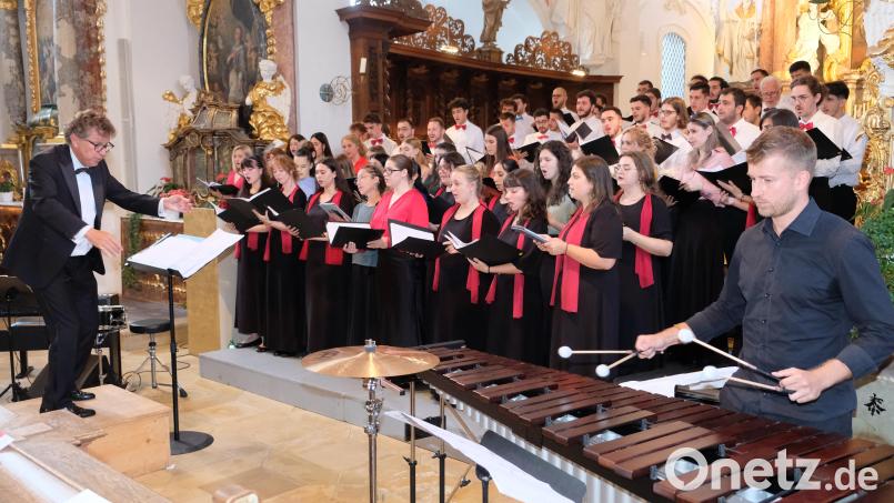 Epochales zelebriert der Festspielchor des Festivals junger Künstler beim Jubiläumskonzert in der Klosterkirche Speinshart. Im Mittelpunkt stehen die jungen Chöre aus Cluj-Napoca/Rumänien und aus Thessaloniki/Griechenland unter der Gesamtleitung des schwedischen Dirigenten Fred Sjöberg. Bild: do