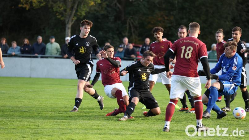 In den Derbys zwischen dem SC Kirchenthumbach und SC Eschenbach (Szene aus der letzten Saison) geht es immer hoch her. Viele Torraumszenen wünschen sich die Fans auch am vierten Spieltag der Kreisliga Nord. Archivbild: Dieter Jäschke