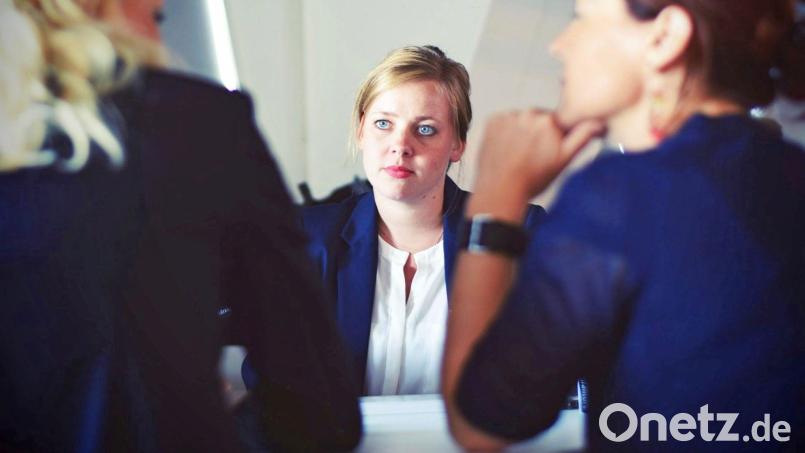 Mit gezielten Fragen kannst du im Vorstellungsgespräch Interesse zeigen und Pluspunkte bei den Personalern sammeln. Bild: exb/djd/adeccogroup.de/Unsplash/Tim Gouw