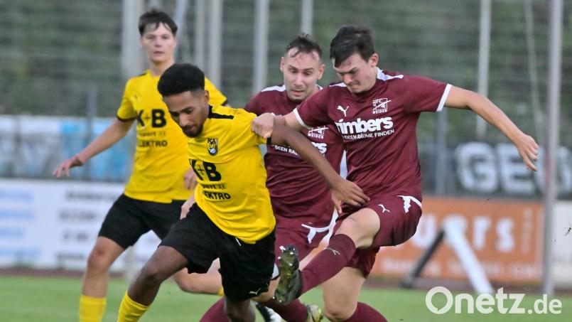 Jamario Carswell (links) und der FC Amberg dürfen sich bei den Sportfreunden Upo auf ein heißes Duell einstellen. Bild: Hubert Ziegler