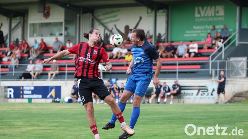 David Bezdicka (links), hier im Luftkampf gegen Philipp Hopper vom FC Teisbach, erzielte das 1:0 und 3:0 für den SC Luhe-Wildenau Bild: Dieter Jäschke