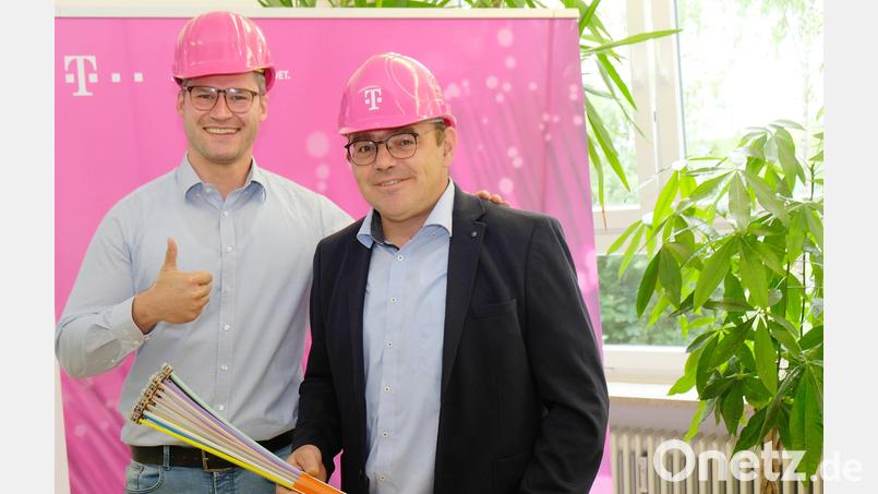 Mit einem Speednet-Rohrverband mit 22 Einzelanschlüssen demonstrierte Telekom-Kommunalberater Richard Liedel (li) im Rahmen der Vertragsunterzeichnung mit Schlammersdorfs Bürgermeister Johannes Schmid die Ausbau-Qualität für die künftige Breitband-Vollversorgung der Gemeinde. Bild: do