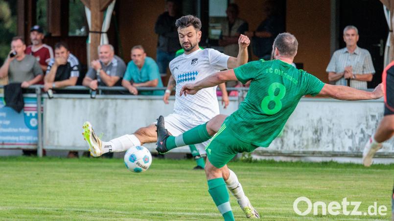 Christoph Gietl (links/Szene aus einem früheren Spiel) und seine Schwarzhofener Teamkollegen holten ein verdientes Remis in Regenstauf. Archivbild: Günter Uschold