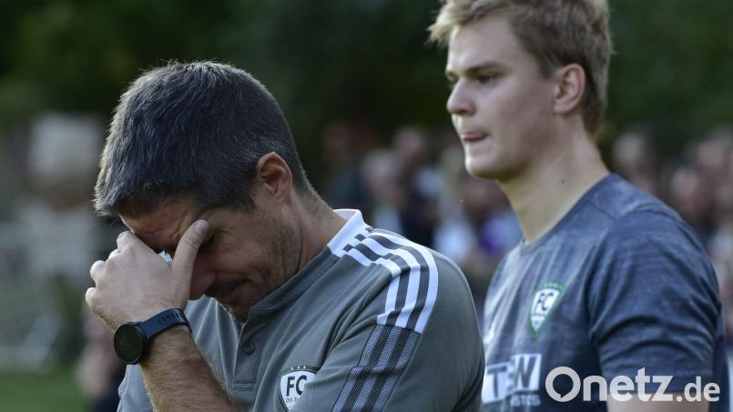 Die Szene stammt aus der Vorsaison, aber auch am Samstag beim Spiel in Schmidgaden war Christian Zechmann, der Trainer des FC OVI/Teunz frustriert. Am Sonntag kommt Spitzenreiter TV Nabburg. Bild: mhs