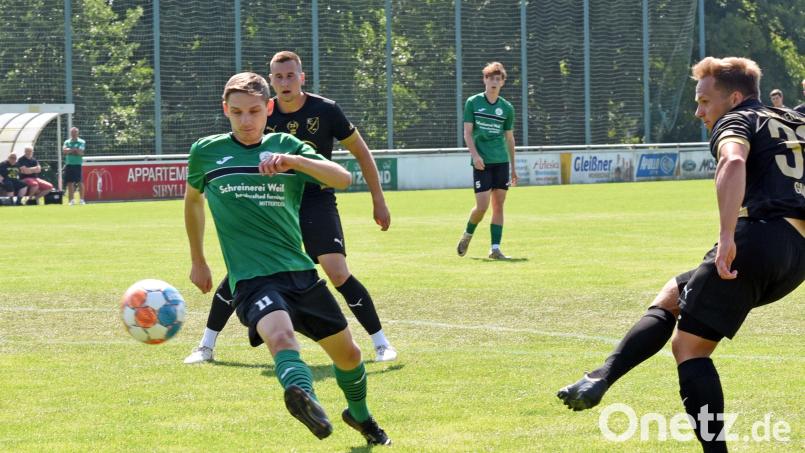 Der Tirschenreuther Michael Gmeiner (rechts) kommt beim 5:1-Sieg gegen den SV Mitterteich II vor Julian Enders zum Schuss. Am Sonntag gastiert der FC bei der SG Selb-Plößberg/Schönwald. Bild: Gebert