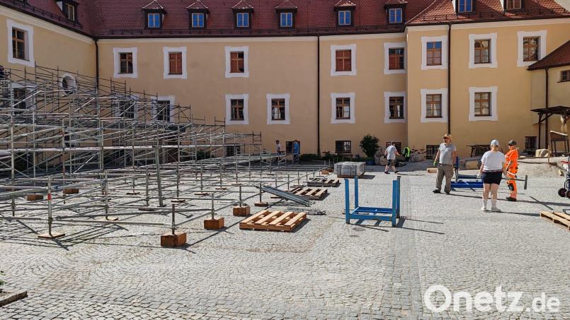 Von der 700 Zuschauer fassenden Tribüne war am Montagvormittag nur noch das Gerippe zu sehen: Fleißig wie die Heinzelmännchen erledigten der gemeindliche Bauhof und freiwillige Helfer den Abbau nach den Klosterfestspielen. Bild: Nadja Jarosch