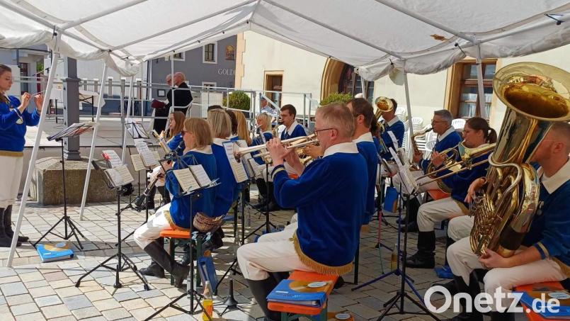 Die ökumenische Andacht am Sonntagvormittag wurde vom Musikzug-Orchester unter Leitung von Andrea Fleischmann (links) musikalisch gestaltet. Bild: u