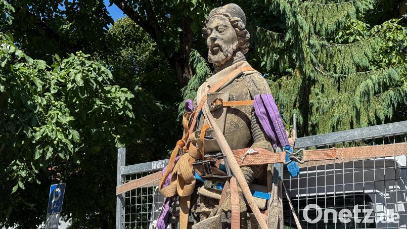 Mit Spanngurten rundherum fest fixiert: So wurde die Statue des Heiligen Wenzel bzw. Kaiser Karl IV. am Dienstag auf der Ladefläche eines Pritschenwagens abtransportiert – sie wird ein einer Fachwerkstatt restauriert. Bild: Stephan Huber