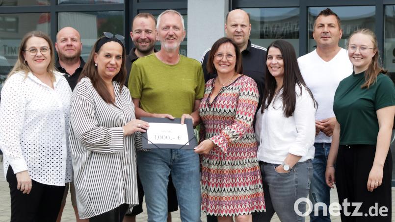 Aus der Region für die Region: Stefanie Sperrer (Dritte von links), Vorsitzende des Vereins „Just Friends&quot;, und die Vorstandsmitglieder Katrin Sperrer, Stefan Ott, Michael Forster, Ilona Forster, Thomas Binner, Irina Neuber, Bekim Kastrati und Leonie Binner (von links) überreichten dem Vorsitzenden des Vereins „HPZ-RehaSport“ , Thomas Fritsch (Fünfter von links), eine Spende von 1000 Euro. Bild: Stephan Landgraf/exb