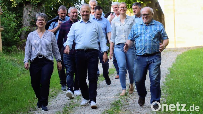 Zweiter Bürgermeister Thorsten Grädler (vorne Mitte) und sein Team sind zu Fuß unterwegs, um direkt mit den Bürgerinnen und Bürgern ins Gespräch zu kommen. Bild: Angela Ertl