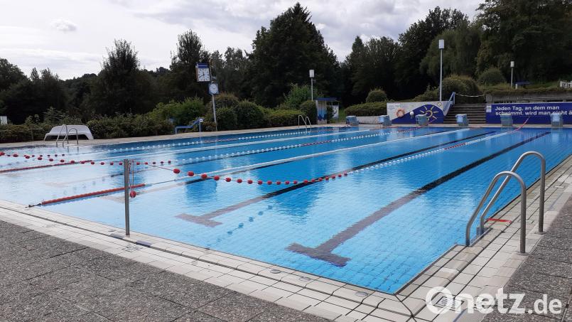 Das Schwimmerbecken im Freibad Pleystein. Wird es zum Naturbad umfunktioniert? Derzeit jedenfalls darf es nicht benutzt werden. Bild: pi
