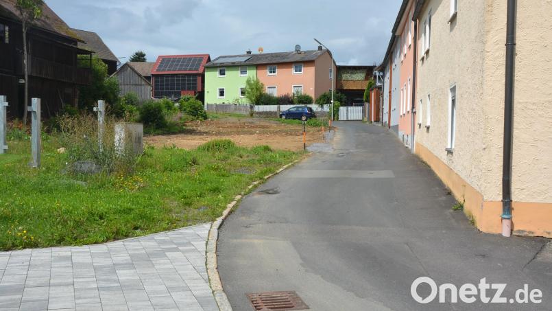 Am Höflaser Weg in Konnersreuth ist ein baufälliges Haus (linker Bereich) abgerissen worden. Jetzt soll dort mit einem Brunnen und der Verbreiterung der Straße die Aufenthaltsqualität im Höflaser Weg verbessert werden. Bild: jr