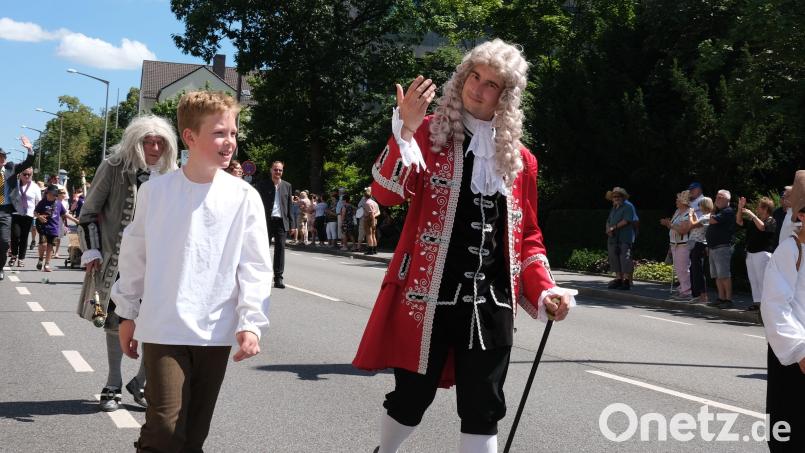 Dr. Eisenbarth, hier beim Festzug zum Nordgautag in Schwandorf, kehrt im Jubiläumsjahr 2027 auf die Theaterbühne zurück. Bild: Hirsch