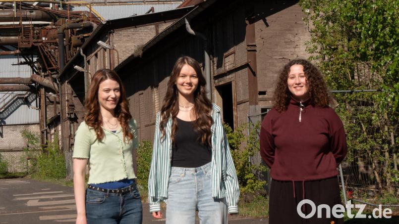 Die drei Studentinnen bei der Maxhütte. Annika König, Annika Weigl und Leanne Dübendorfer (von links) haben einen Film über das Wahrzeichen von Sulzbach-Rosenberg gemacht. Bild: Bernhard Dobler