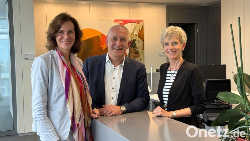 Birgit Steinborn (r) legt ihr Mandat als Gesamtbetriebsratsvorsitzende nach elfeinhalb Jahren nieder. Die Siemens-Personalchefin Judith Wiese (l) und der zweite Vorsitzende der IG Metall, Jürgen Kerner würdigten ihre Arbeit. (Archivbild) Bild: Christof Rührmair/dpa