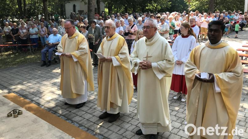 Die Pfarrer Michael Birner und Johann Hertl mit Diakon Dieter Gerstacker und Pfarrer Savari (von links) feiern gemeinsam den ersten Seniorengottesdienst auf dem Frohnberg. Bild: mma