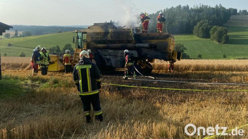 Ein Mähdrescher geriet bei Arbeiten auf einem Feld in Leupoldsgrün in Brand. Die Feuerwehr konnte Schlimmeres verhindern. Bild: PI Hof