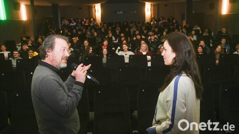 Regisseurin Saralisa Volm stand den Schüler-Fragen zu ihrem Film &quot;Schweigend steht der Wald&quot; Rede und Antwort. Moderator Daniel Stümpfig führte durch das Kinoseminar. Bild: Gabi Schönberger