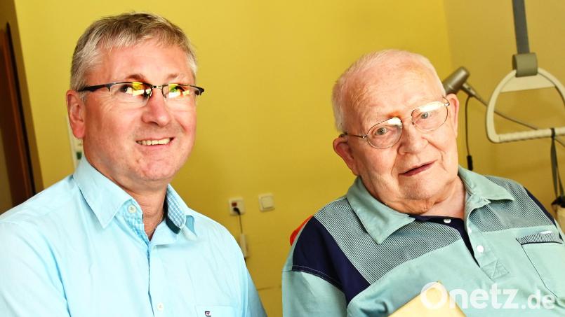Bürgermeister Franz Badura (links) gratuliert Erwin Geppert zum runden Geburtstag. Bild: gf