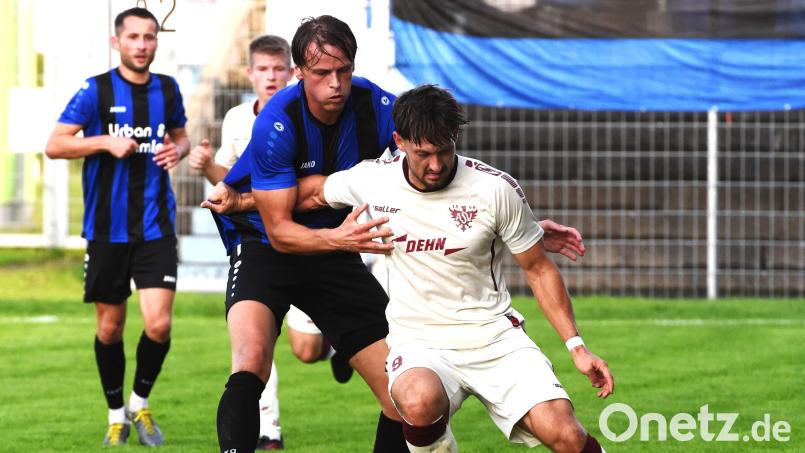 Gegen den SC Großschwarzenlohe soll es für Felix Behnke (blaues Trikot) und die SpVgg SV Weiden endlich mit dem ersten Heimsieg in der Bayernliga Nord klappen. Archivbild: Gerhard Büttner