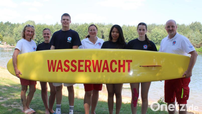 Für Sandra Benedickt (stellvertretende Jugendleiterin), Jennifer Demling, Leopold Barth, Simone Eidenhardt, Zeni Asriyah, Ellen Büker und Lutz Büker (von links) von der Wasserwacht-Ortsgruppe Bruck hat sich der ehrenamtliche Einsatz am Samstag gelohnt. Sie konnten dazu beitragen, dass an diesem Tag niemand in der Sandoase ertrunken ist. Bild: Agnes Feuerer/exb