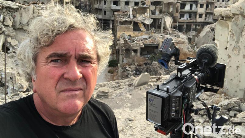 Als Kameramann ist Hans Fischer überall dort gefragt, wo sich Konflikte auftun. Hier steht er vor den Ruinen der syrischen Stadt Homs. Bild: Leszek Sailer/exb